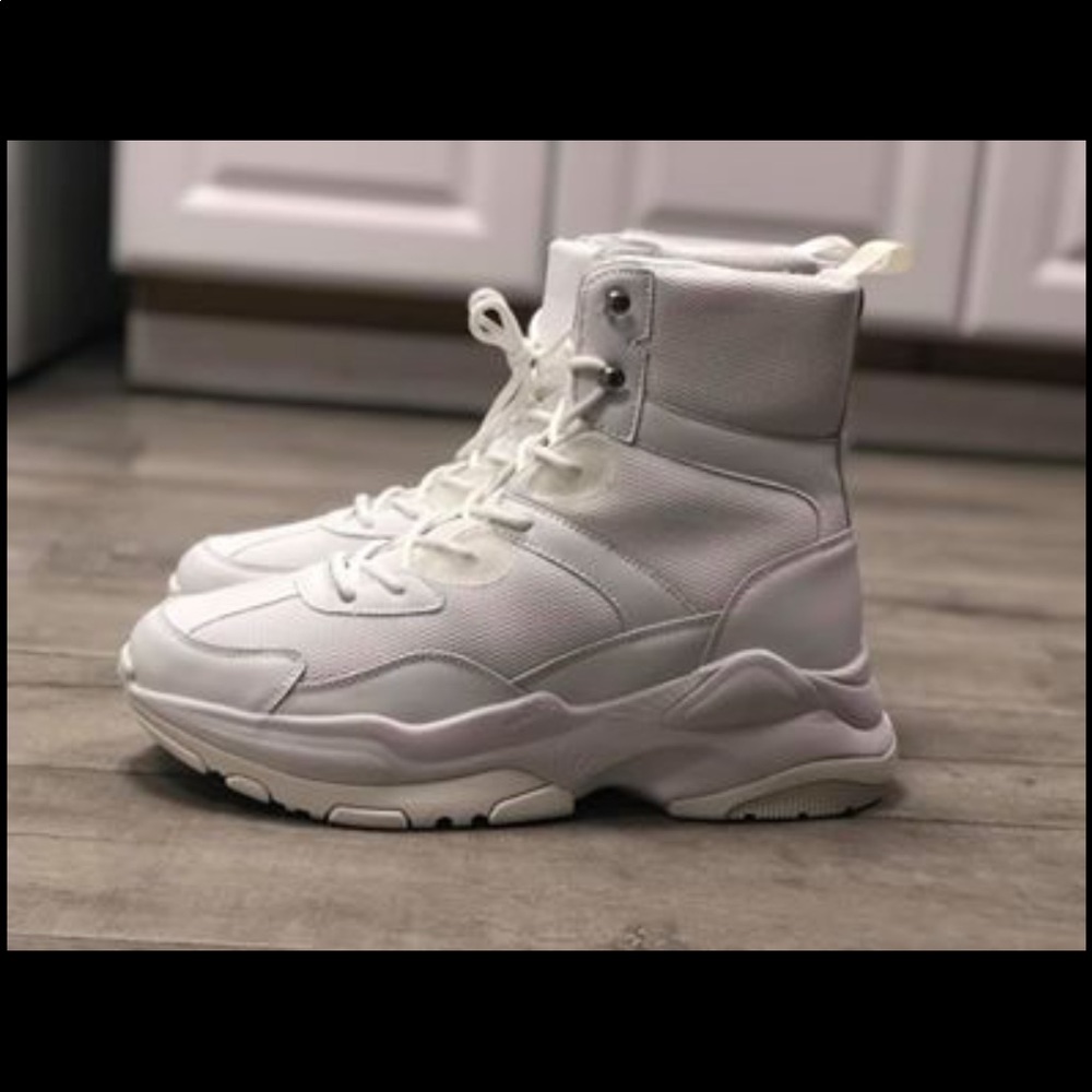 Chunky sole
Brand new